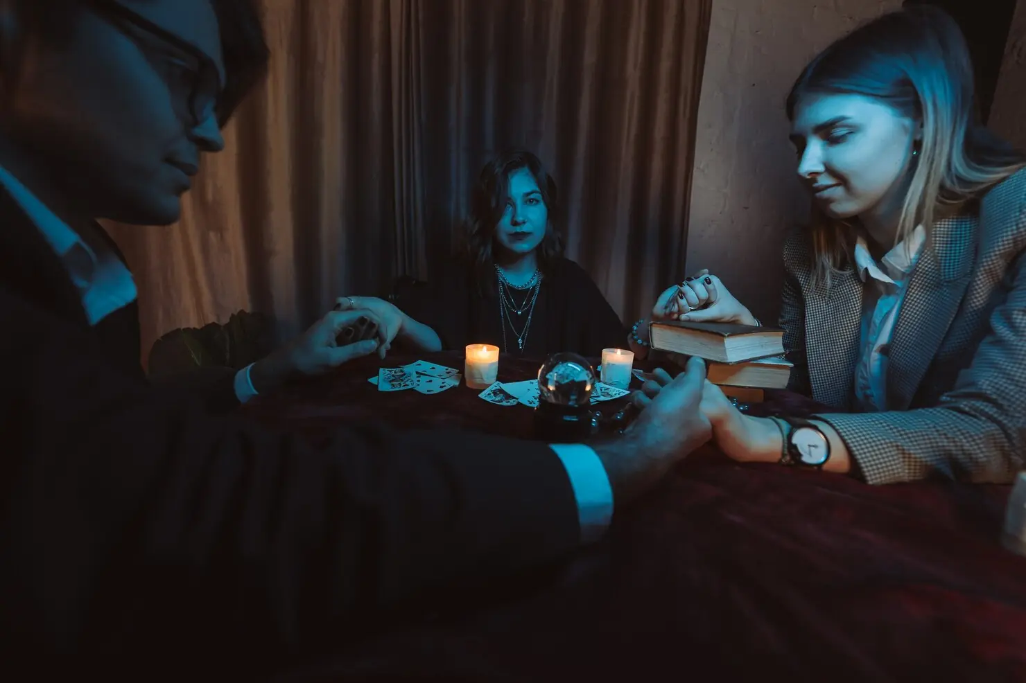Szeánsz vs. bűvész-show – médiumok a szalonban, bűvészek a színpadon; a „leleplezett spiritizmus”