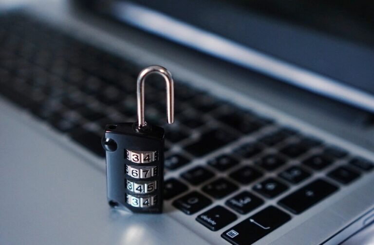 Jelszókezelő és online biztonság - lakat egy laptop billentyűzetén