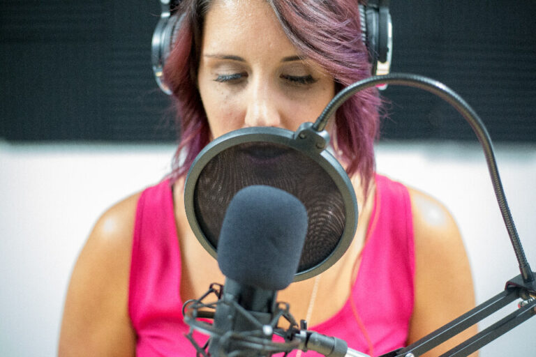 Podcast felvétel Budapesten profi stúdió mikrofonnal és fejhallgatóval